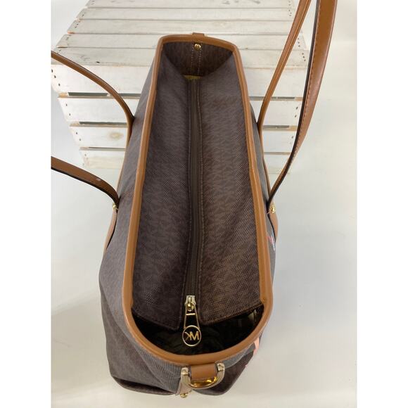 MICHAEL KORS, EXTRA LARGE SIGNATURE PVC LEATHER TOTE BAG - Picture 8 of 14